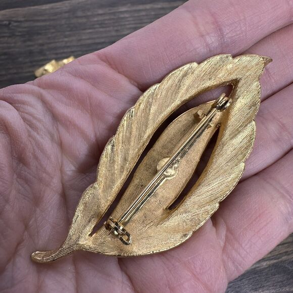 3 Vintage Gold Tone Textured Leaf Brooch Pins Feather Costume Estate Jewelry - Picture 3 of 16